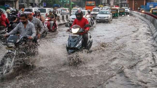 दिल्ली में भारी बारिश के बाद दरिया बनीं सड़कें, कई जगह भारी ट्रैफिक जाम.दिल्ली-एनसीआर में अचानक मौसम के करवट लेने के बाद रातभर मूसलाधार बारिश हुई है.